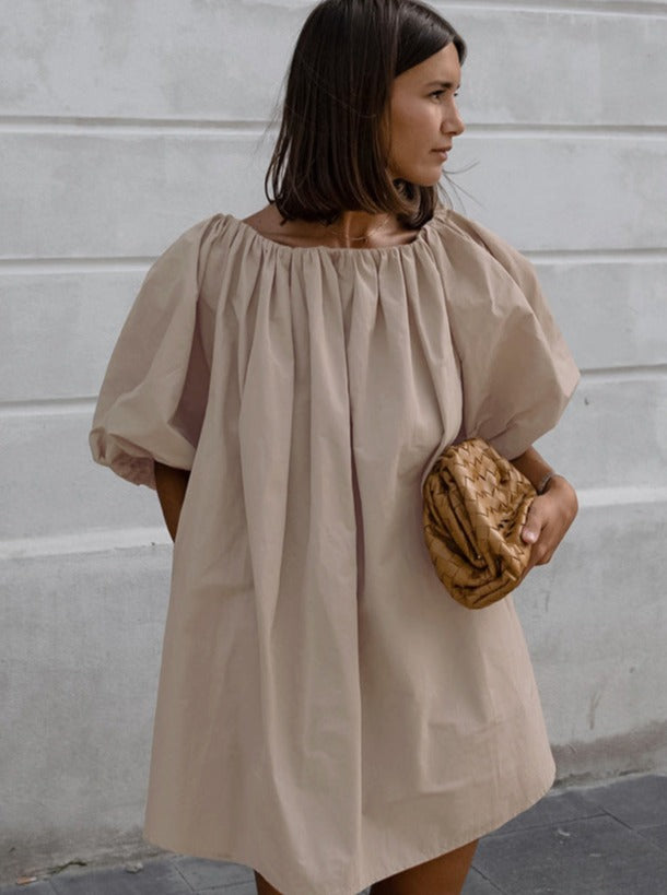 Elegantes Khaki Kleid mit kurzen Ärmeln und Falten