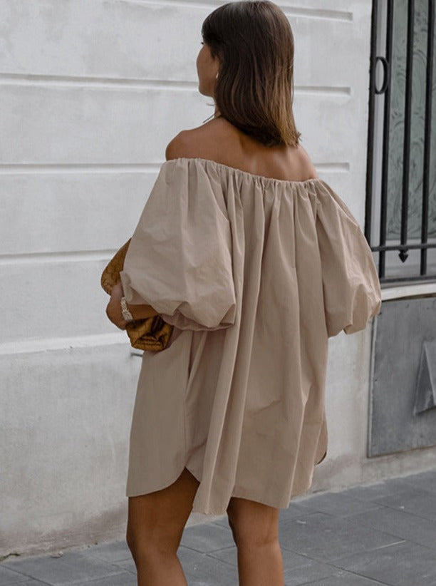 Elegantes Khaki Kleid mit kurzen Ärmeln und Falten