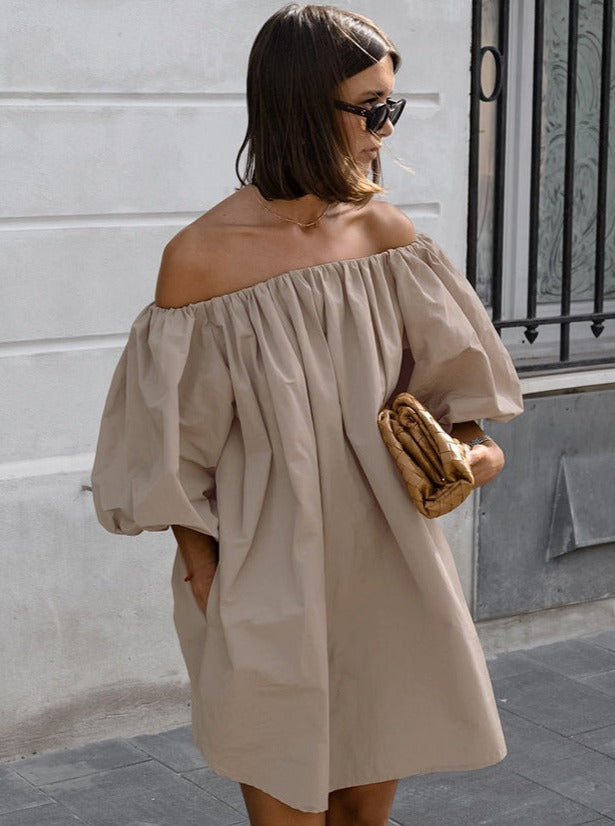 Elegantes Khaki Kleid mit kurzen Ärmeln und Falten
