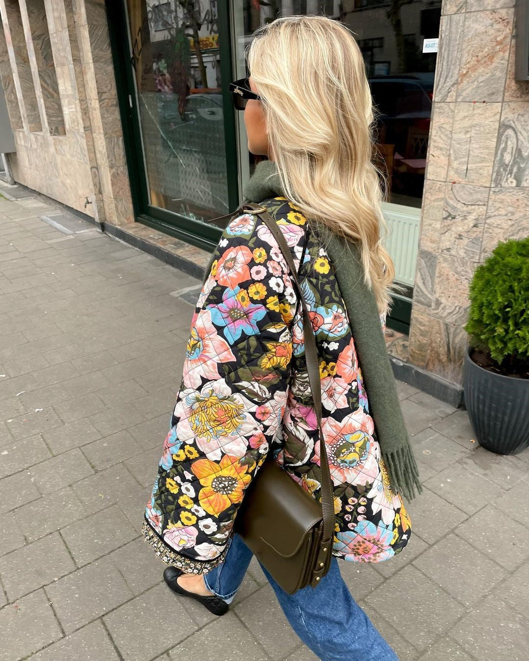 Viva Trend - Damen lebhaft florale gesteppte Kimono-Jacke